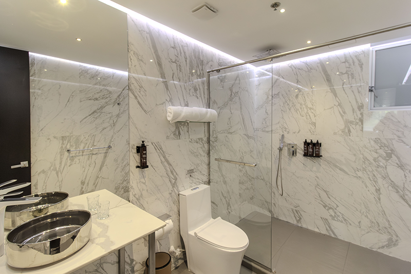 ambassador-suite-307-room-bathroom-vanity-1