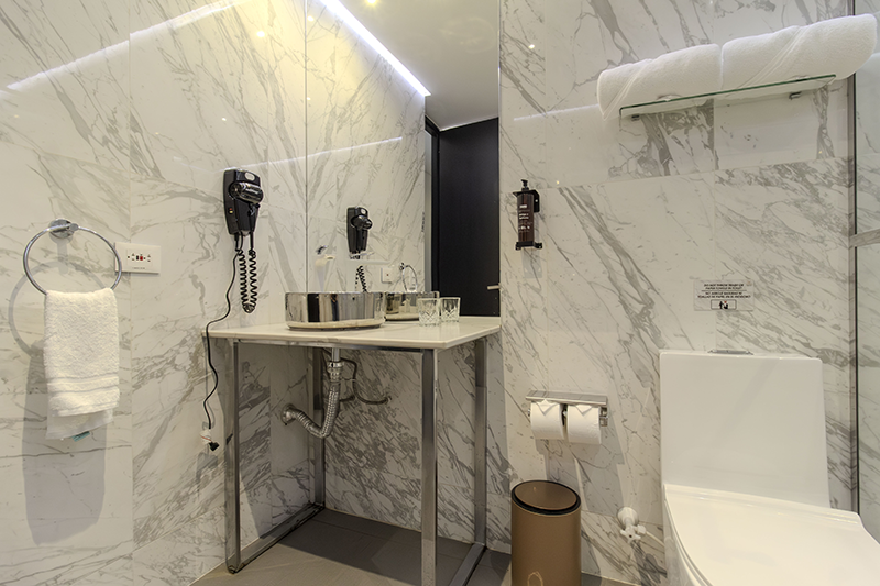 ambassador-suite-307-room-bathroom-vanity-2