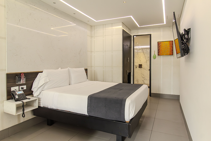 ambassador-suite-307-room-bed-1