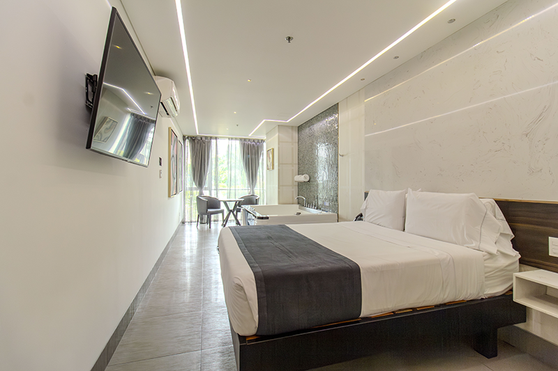 ambassador-suite-307-room-bed-2