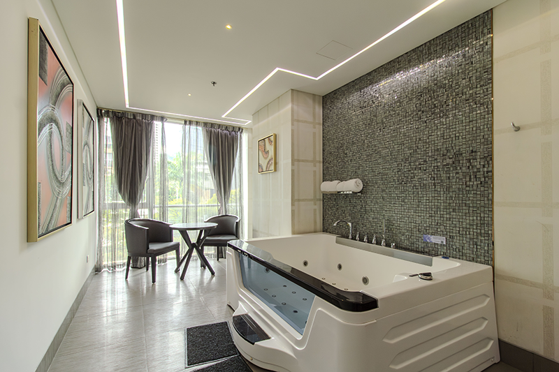 ambassador-suite-307-room-jacuzzi-lounge-area