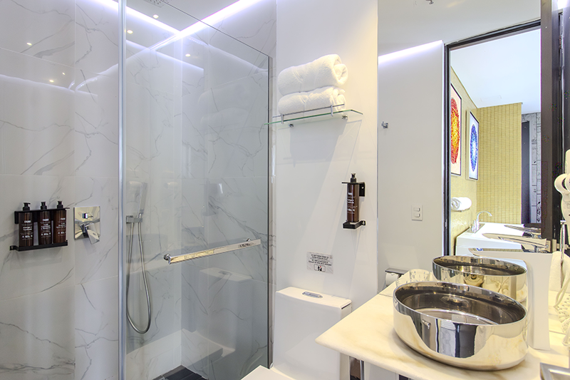 ambassador-suite-room-bathroom-vanity-1