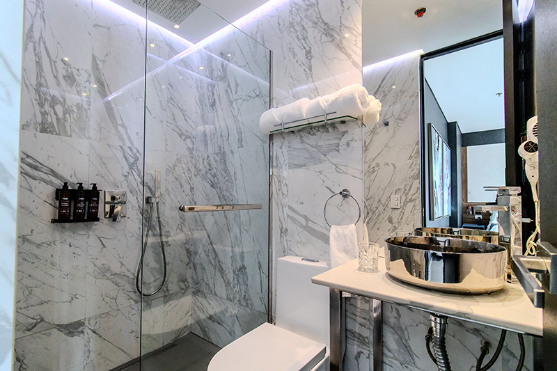 ambassador-suite-room-bathroom-vanity-2