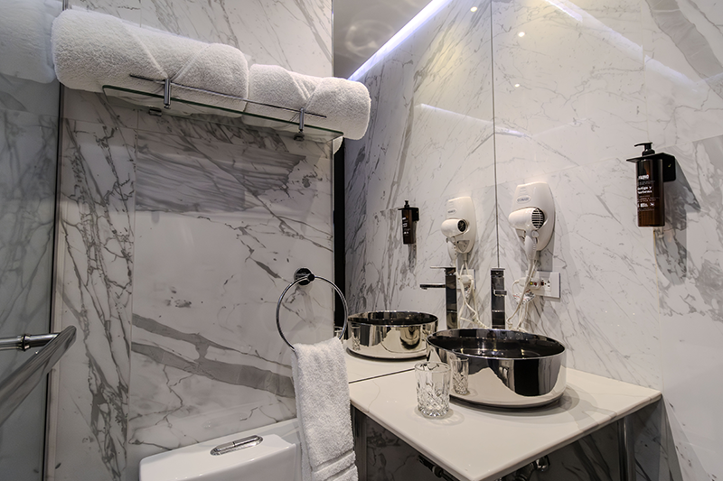 ambassador-suite-room-bathroom-vanity-3