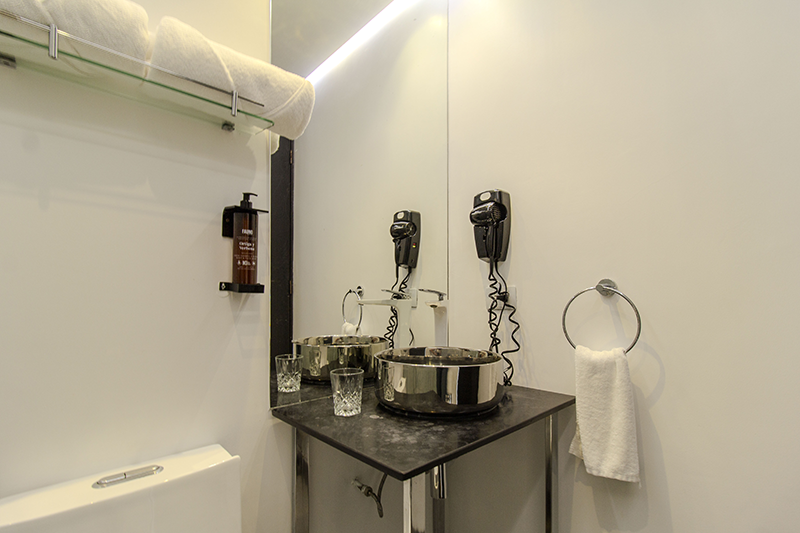 ambassador-suite-room-bathroom-vanity-4