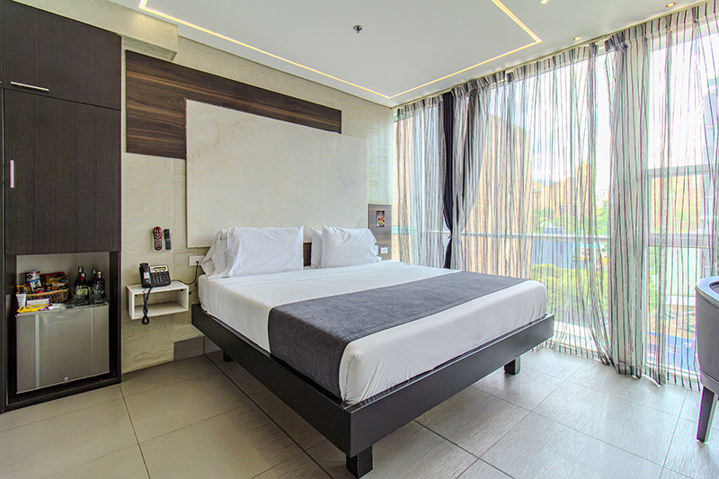 ambassador-suite-room-bed-1