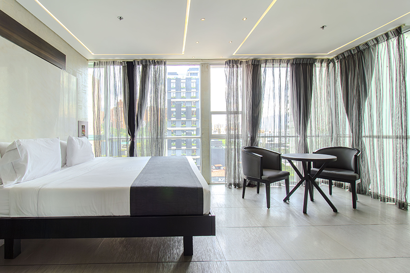 ambassador-suite-room-bed-2
