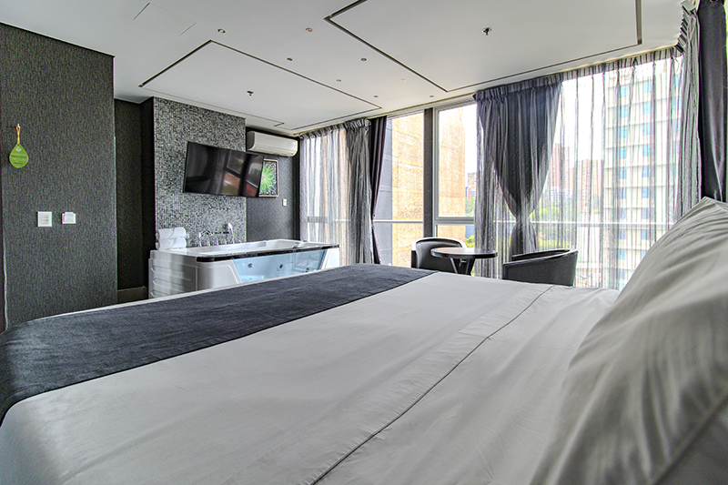 ambassador-suite-room-bed-3