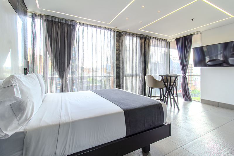 ambassador-suite-room-bed-4