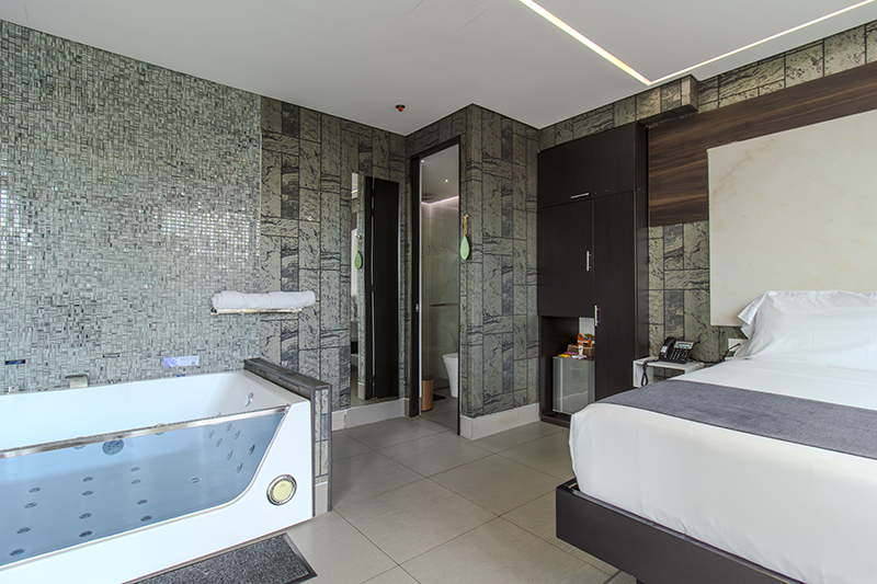 ambassador-suite-room-jacuzzi-1