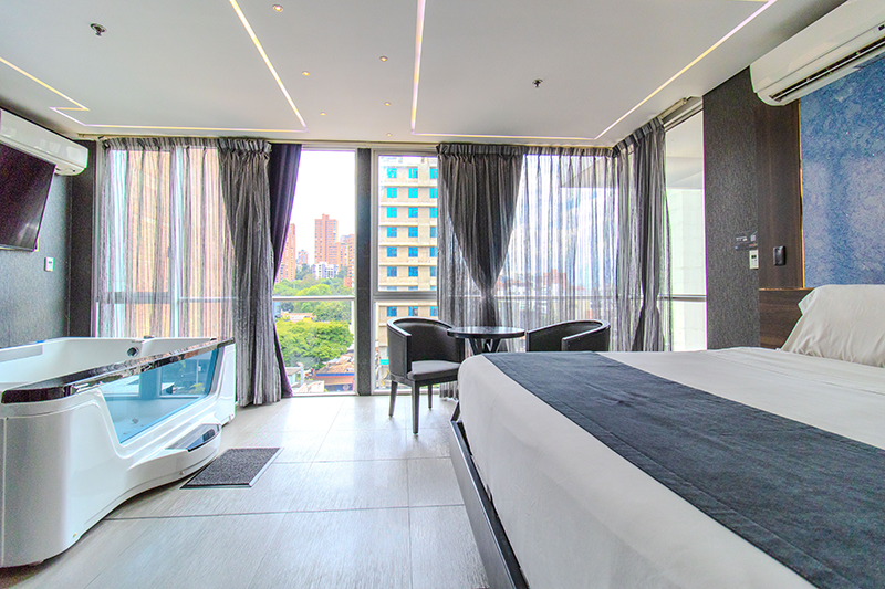 ambassador-suite-room-jacuzzi-2