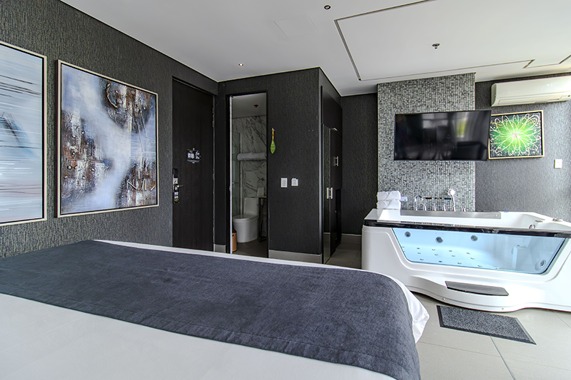 ambassador-suite-room-jacuzzi-lounge-area-1