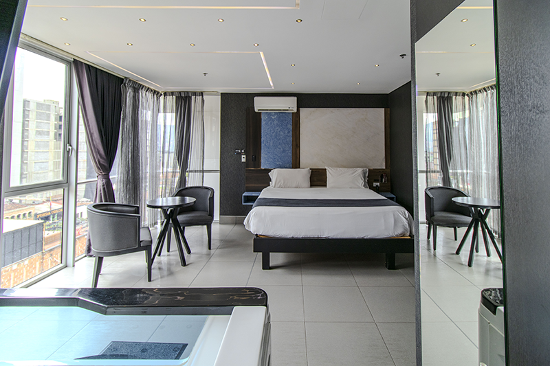 ambassador-suite-room-jacuzzi-lounge-area-4