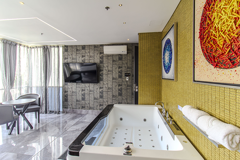 ambassador-suite-room-jacuzzi-lounge-area-5