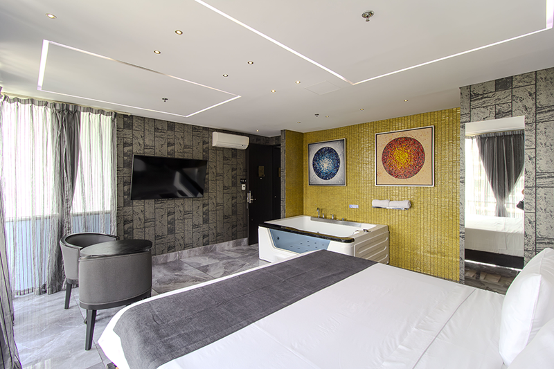 ambassador-suite-room-jacuzzi-lounge-area-6