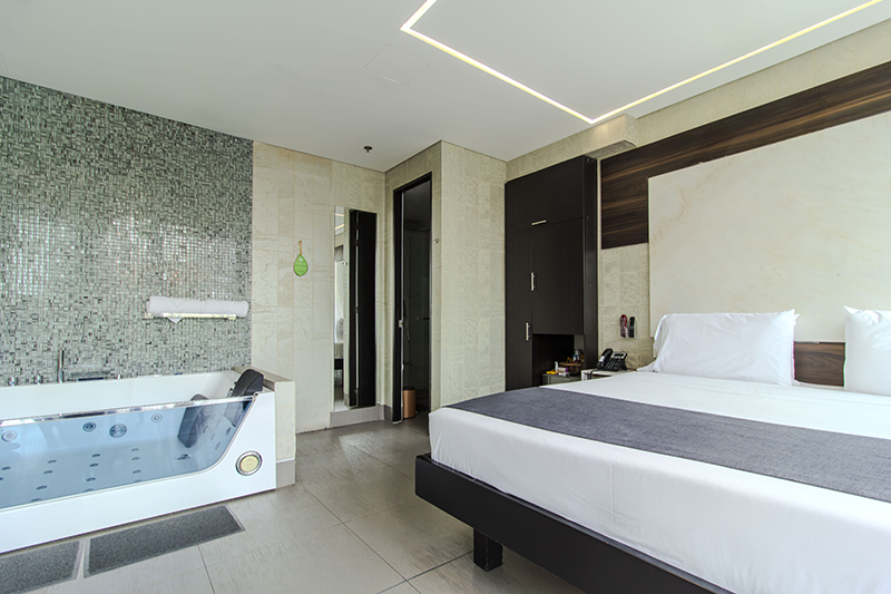 ambassador-suite-room-jacuzzi-lounge-area-7