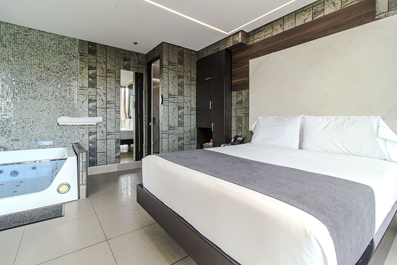 ambassador-suite-room-jacuzzi