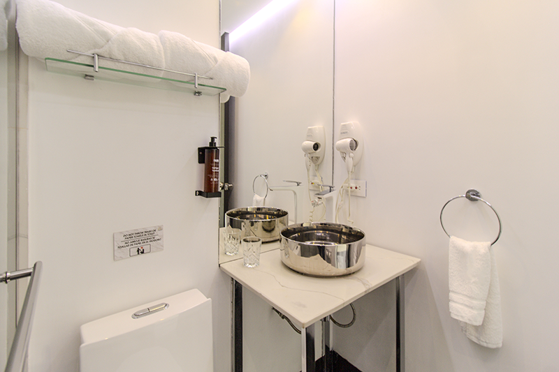 duke-suite-room-205-bathroom-vanity