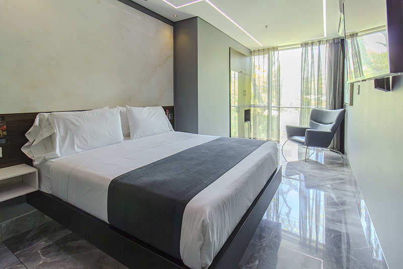 duke-suite-room-205-king-bed-1