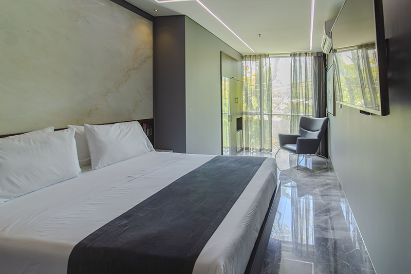 duke-suite-room-205-king-bed-2