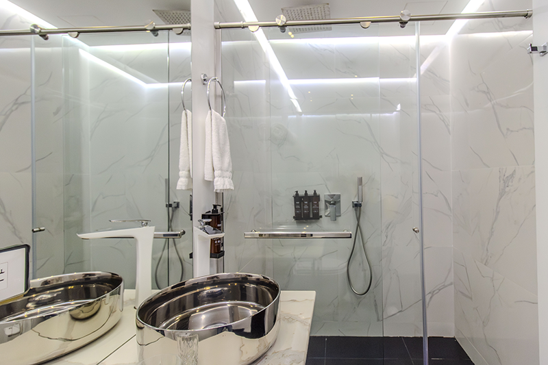 duke-suite-room-206-bathroom-shower