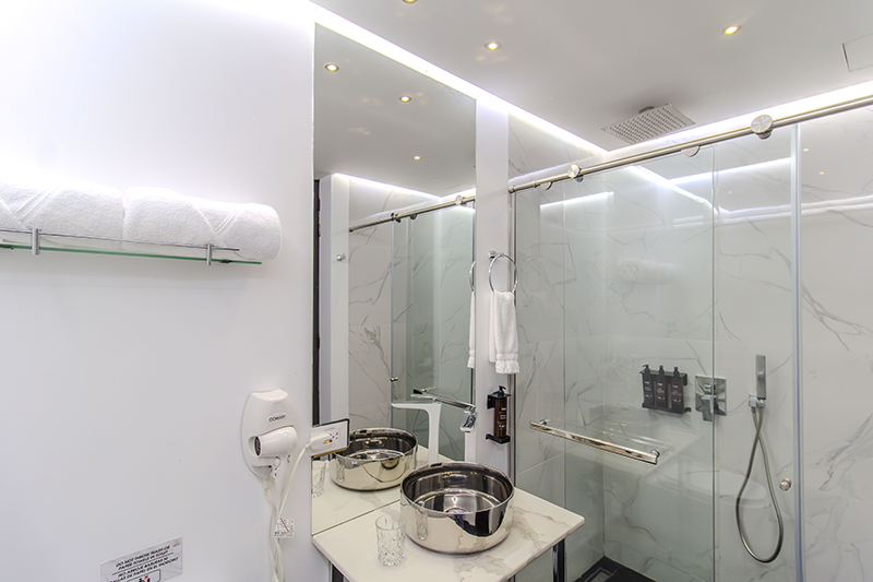 duke-suite-room-206-bathroom-vanity