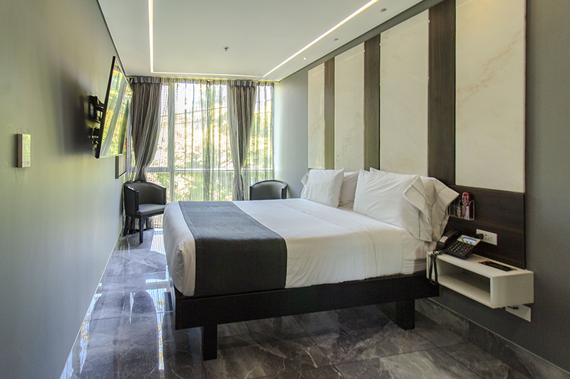 duke-suite-room-206-king-bed-window-view