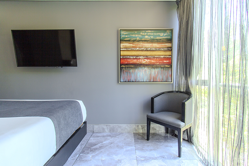 duke-suite-room-206-seating-area