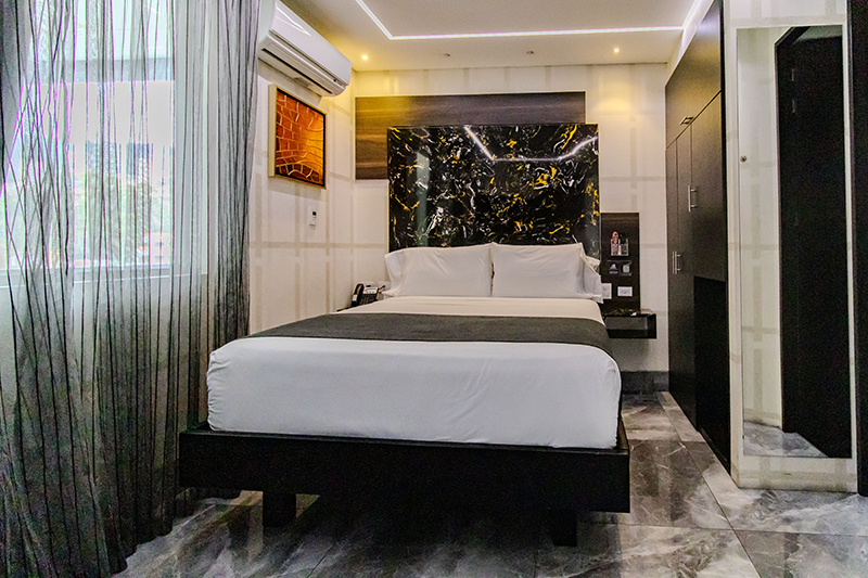 emperor-phenthouse-901-room-bed-1