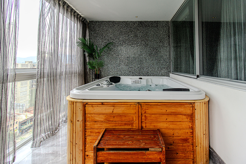 emperor-phenthouse-901-room-jacuzzi-1