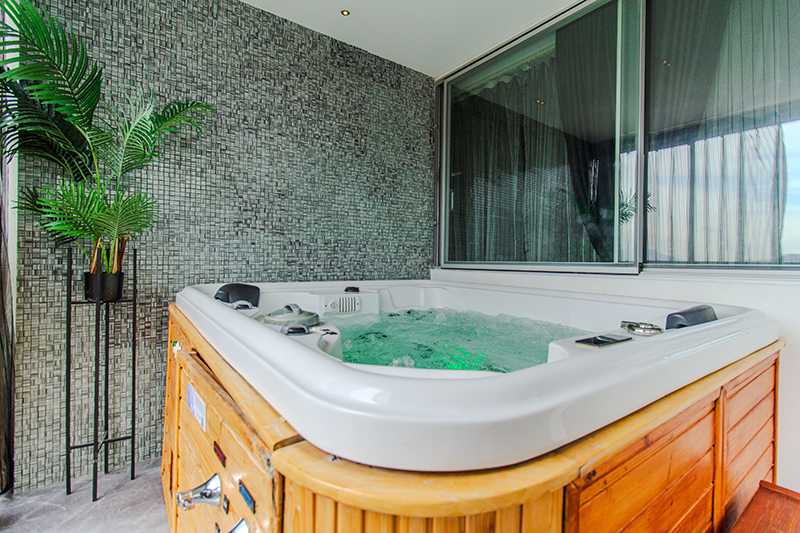 emperor-phenthouse-901-room-jacuzzi-2