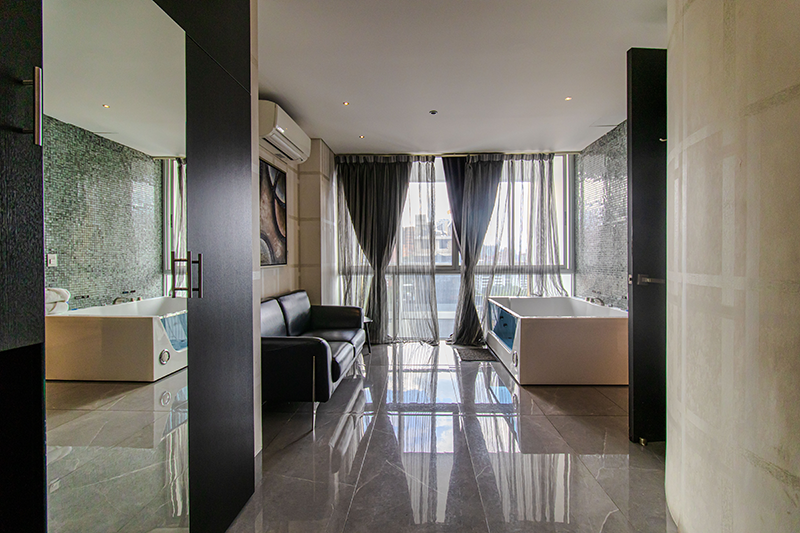emperor-phenthouse-901-room-jacuzzi-lounge-area-3