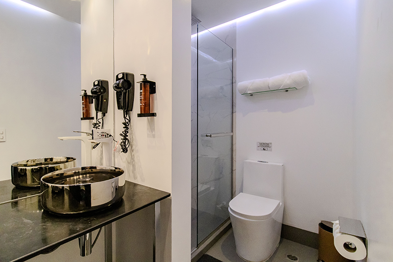 excelsior-suite-604-room-bathroom-vanity-1