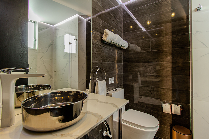 excelsior-suite-604-room-bathroom-vanity-2