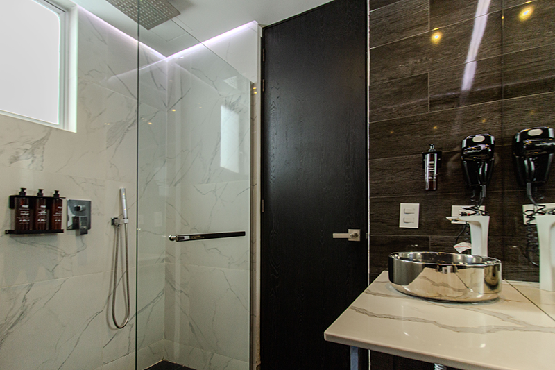 excelsior-suite-604-room-bathroom-vanity-3
