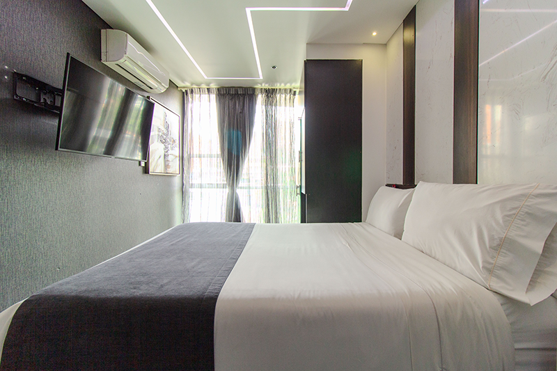 excelsior-suite-604-room-bed-1