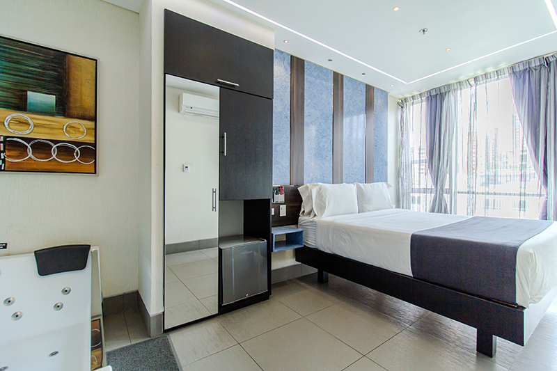 excelsior-suite-604-room-bed-2