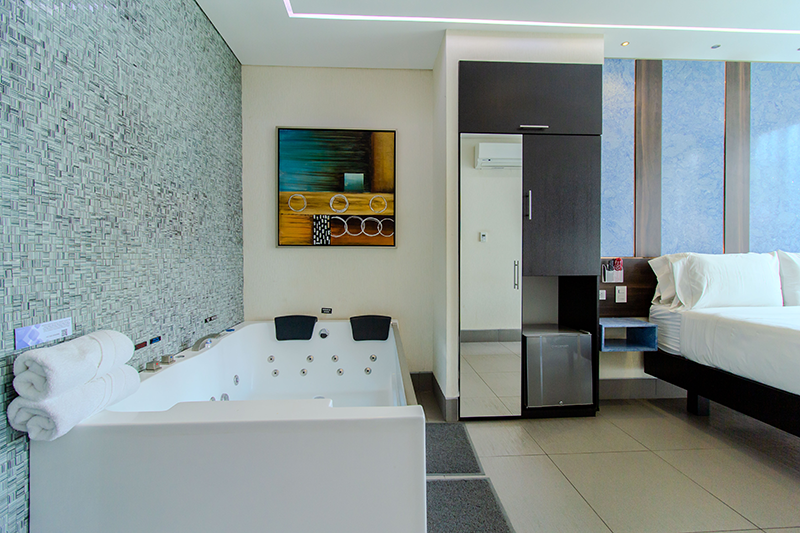 excelsior-suite-604-room-jacuzzi-3