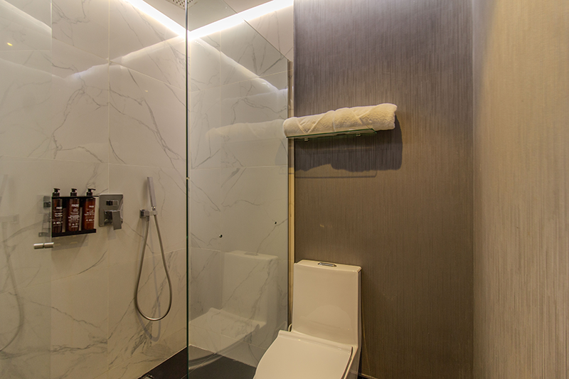 excelsior-suite-804-room-bathroom-vanity-1