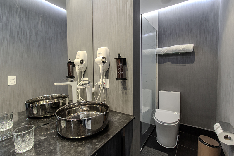 excelsior-suite-804-room-bathroom-vanity-2