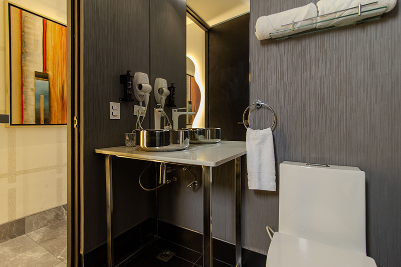 excelsior-suite-804-room-bathroom-vanity-5