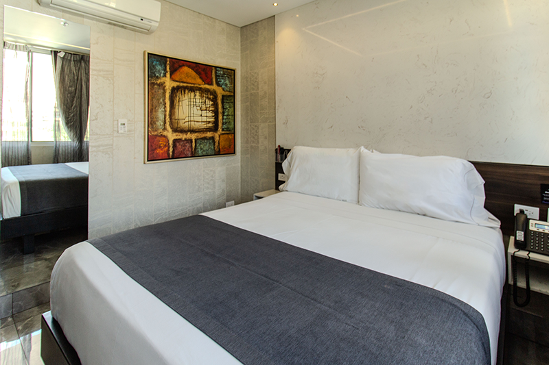 excelsior-suite-804-room-bed-1
