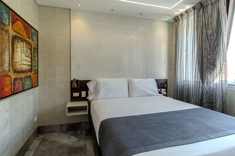 excelsior-suite-804-room-bed-2