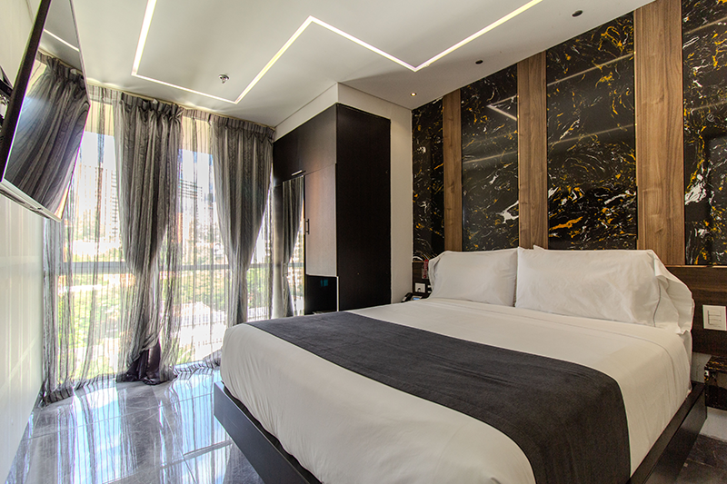 excelsior-suite-804-room-bed-3