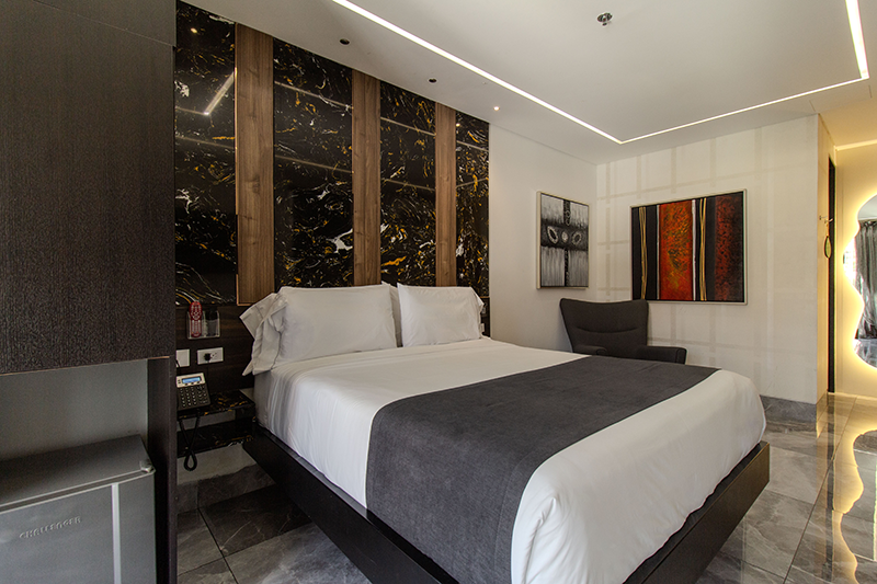 excelsior-suite-804-room-bed-4