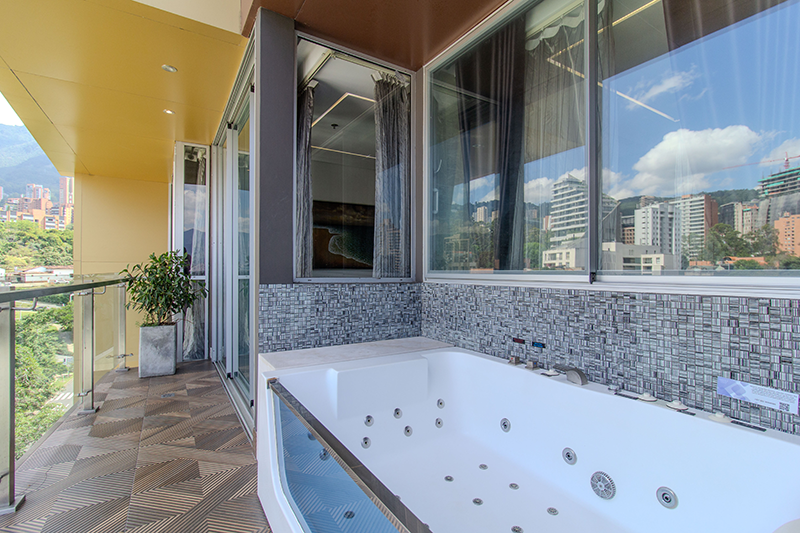excelsior-suite-804-room-jacuzzi-balcony-2