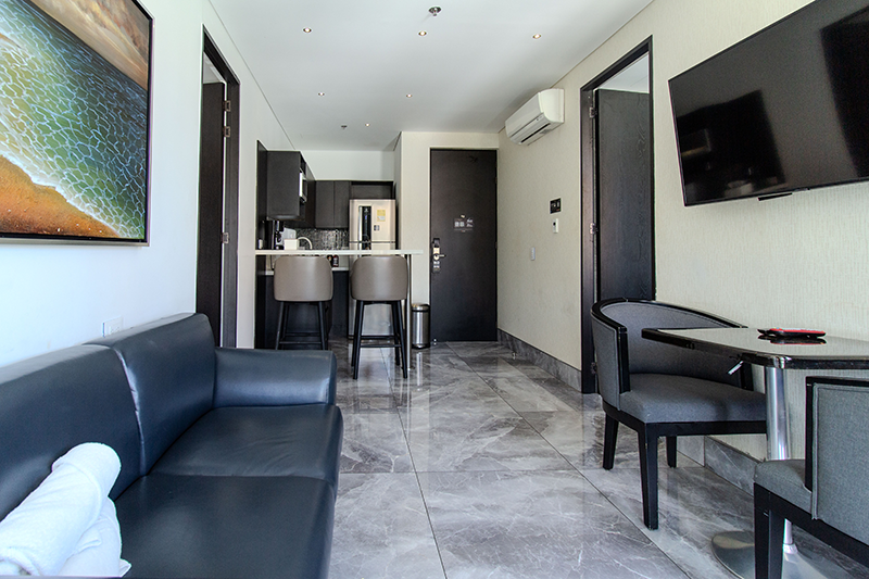 excelsior-suite-804-room-kitchen-lounge-area-4