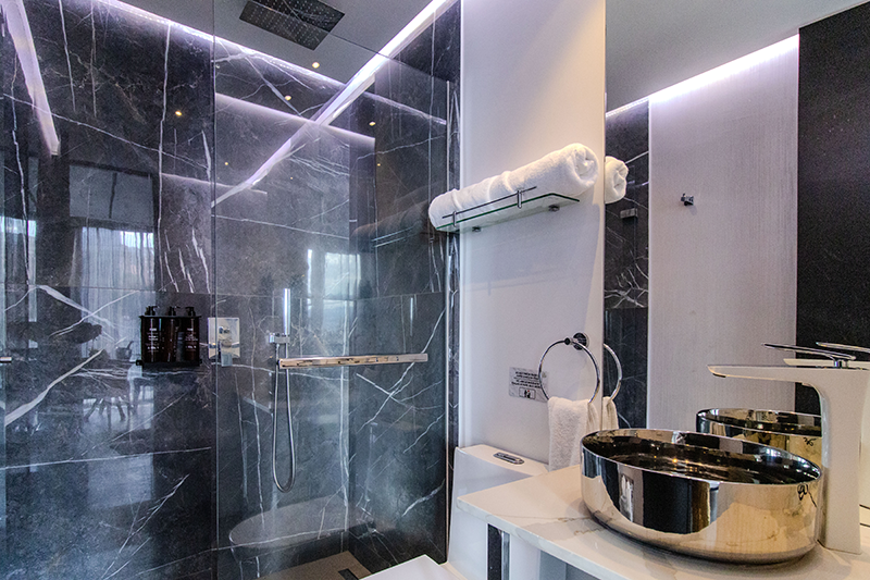 excelsior-suite-room-401-bathroom-vanity-4