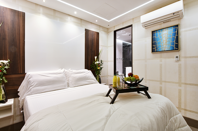 excelsior-suite-room-401-bed-1
