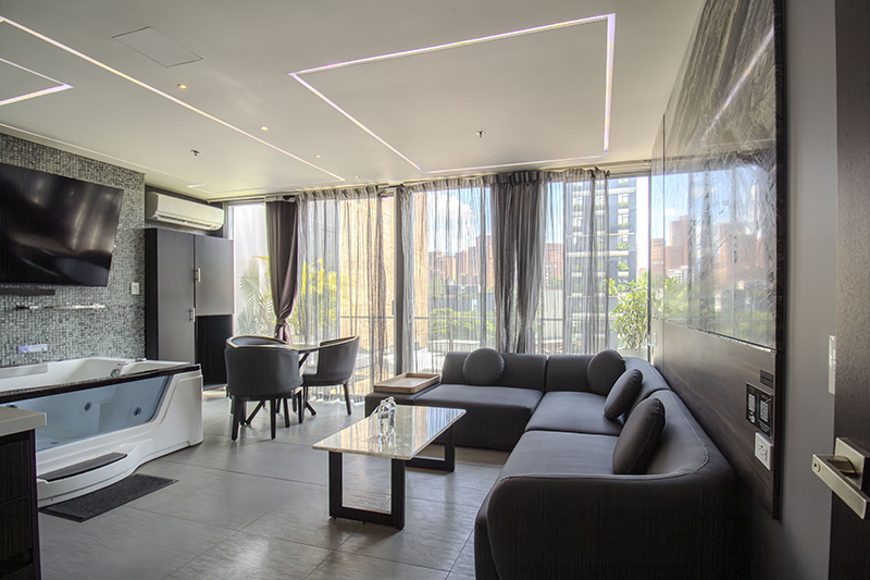 excelsior-suite-room-401-jacuzzi-lounge-area-3